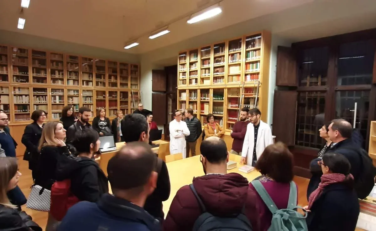 Público participando en una actividad dentro de la biblioteca