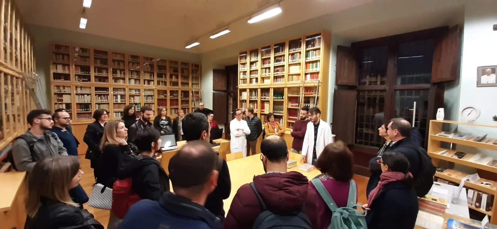 Público participando en una actividad dentro de la biblioteca