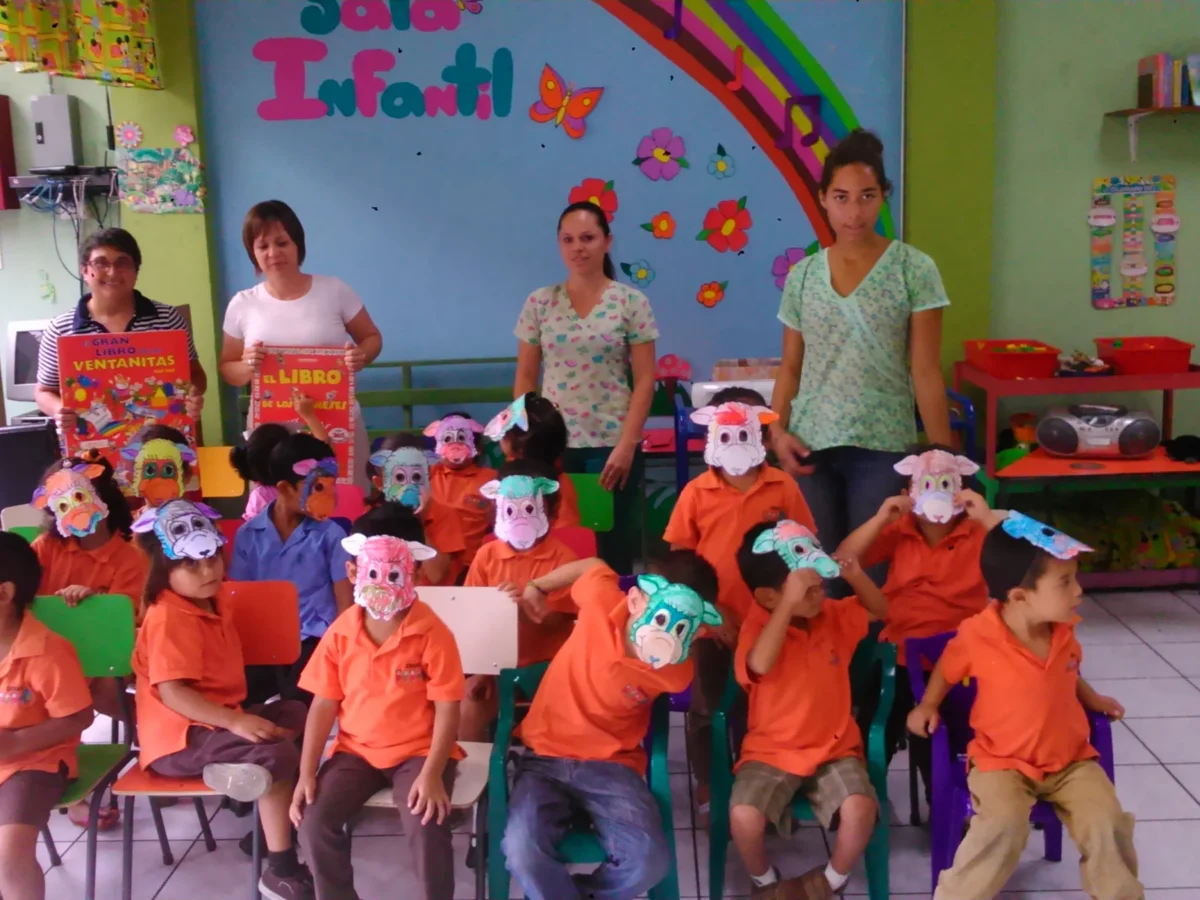 Grupo infantil participando en una actividad de biblioteca