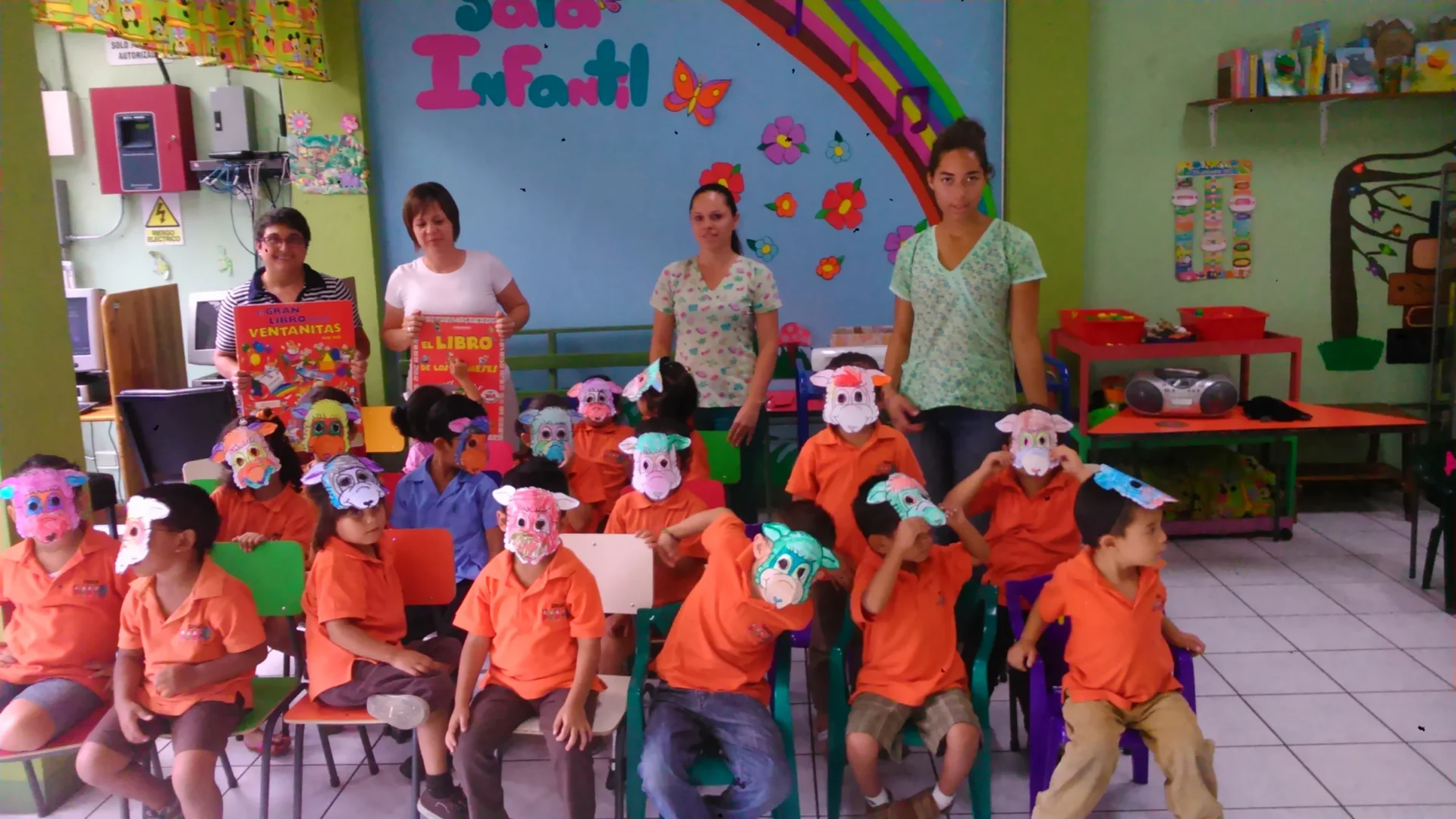 Grupo infantil participando en una actividad de biblioteca