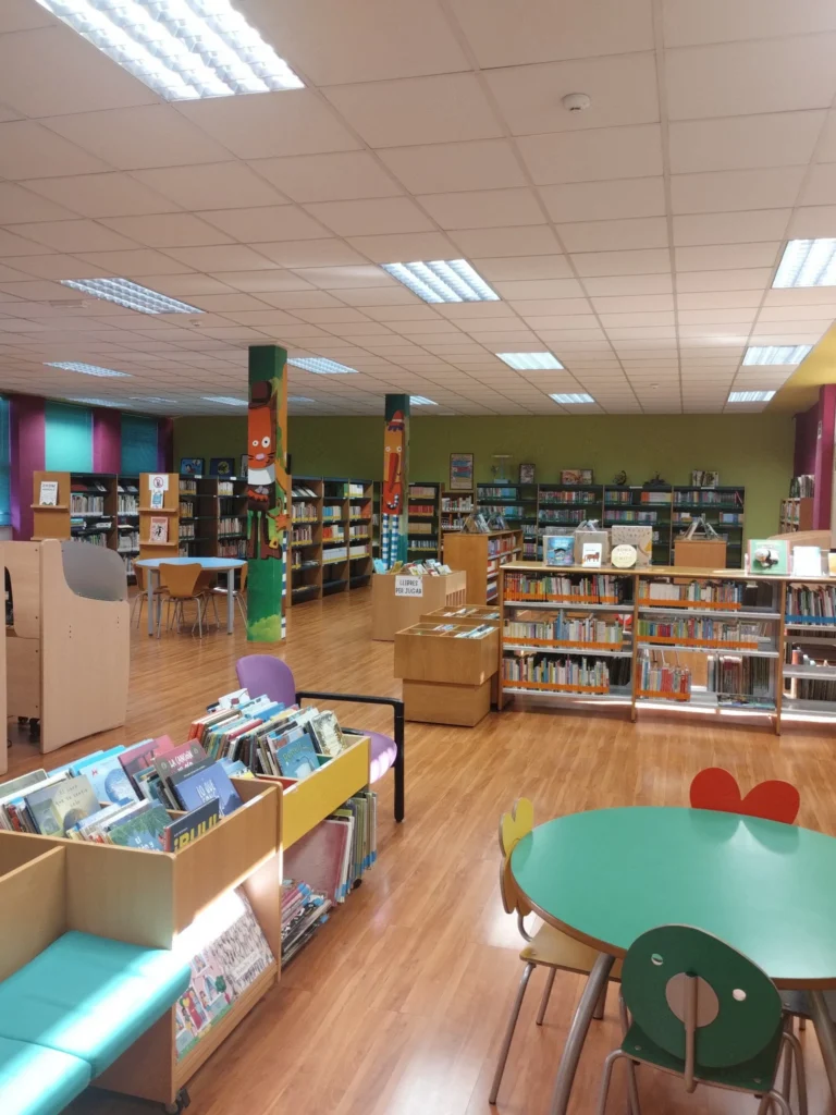 Espacio de lectura y actividades de una biblioteca infantil