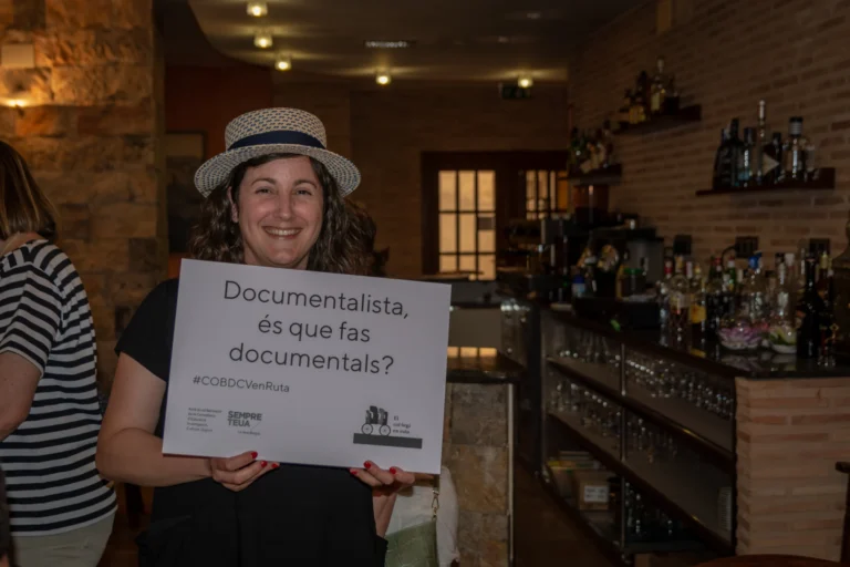 Profesional mostrando un mensaje sobre el trabajo documentalista