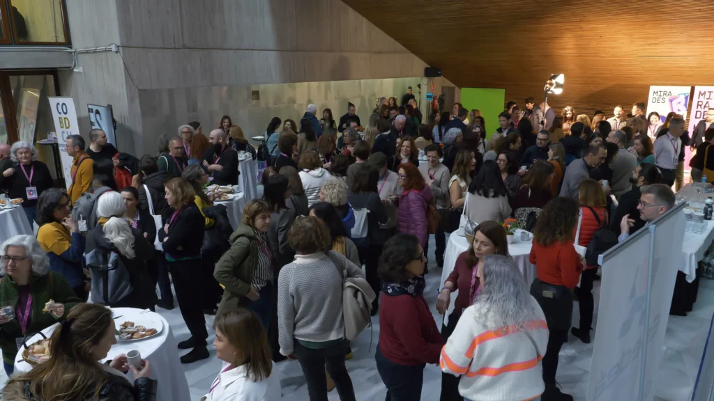 Numeroso público reunido en una jornada comunitaria
