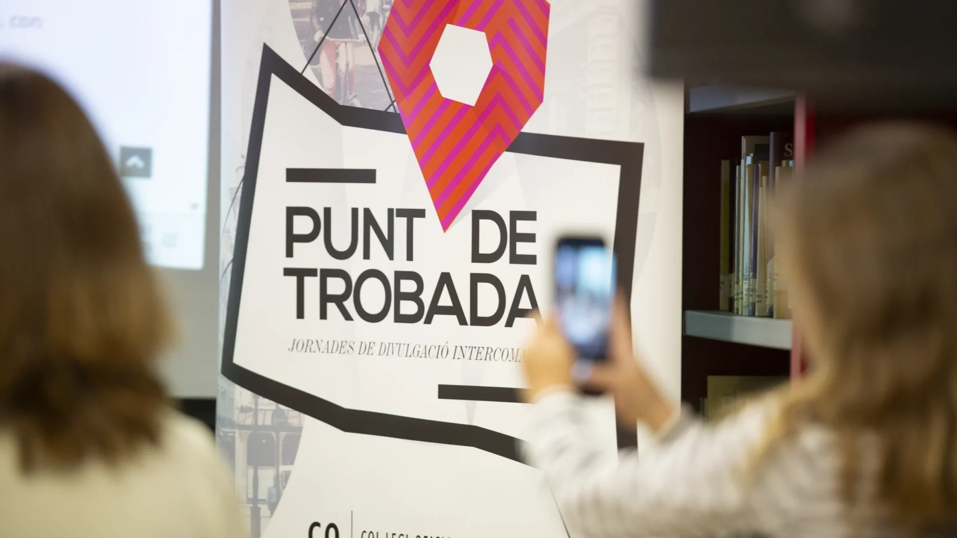 Cartel de la jornada Punto de encuentro en una biblioteca