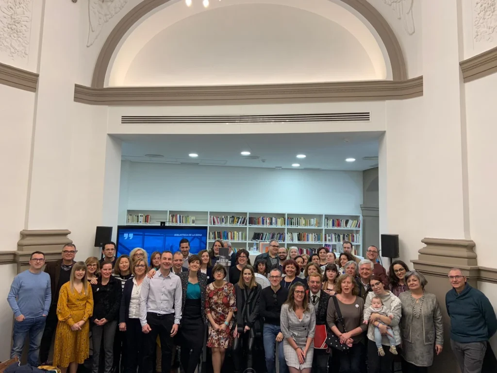 Grupo de profesionales del Colegio en una biblioteca