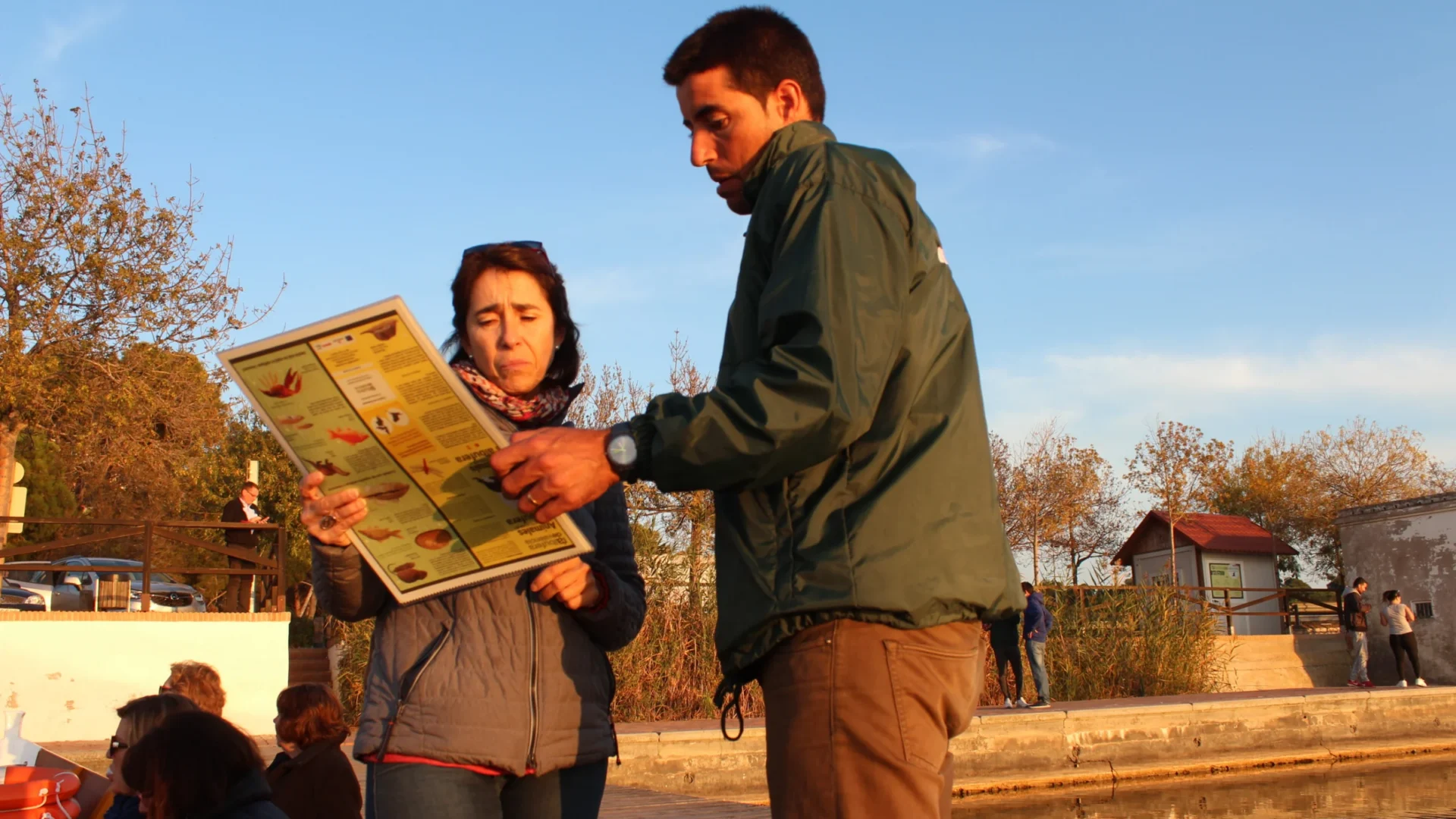 Personas compartiendo una lectura al aire libre