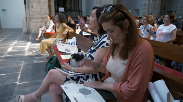 Participantes leyendo durante una actividad al aire libre