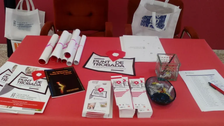 Materiales de una jornada bibliotecaria sobre una mesa