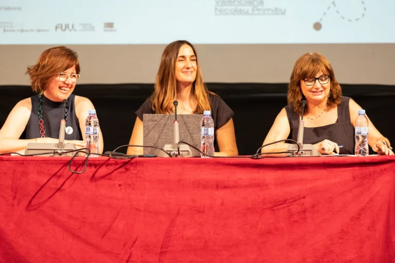 Ponentes durante una mesa redonda profesional