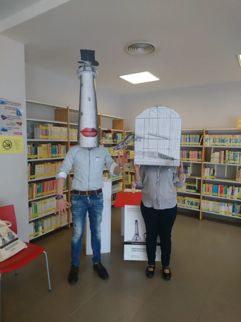 Personajes de la campaña en el interior de una biblioteca