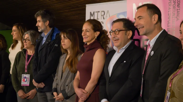 Participantes de Biblioteques Inquietes posando en el photocall