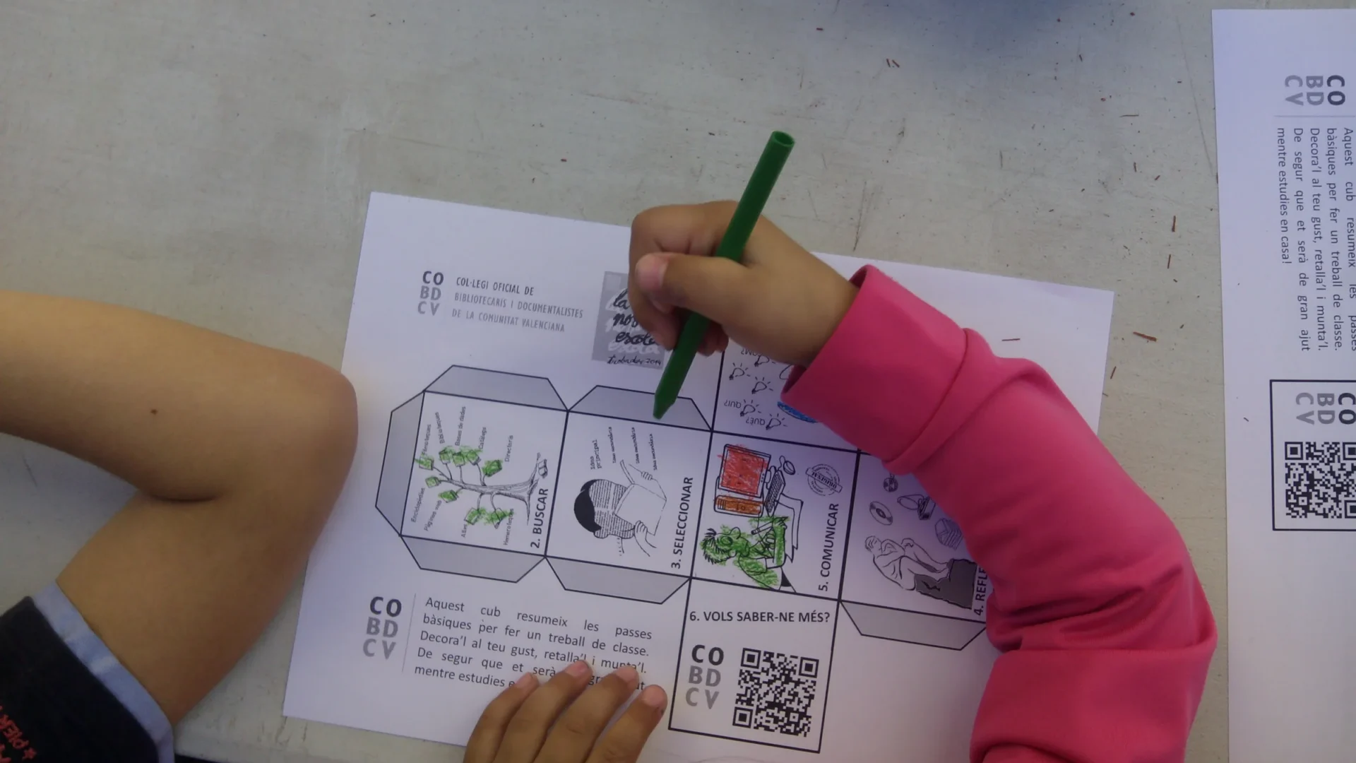 Niña participando en un taller creativo de biblioteca