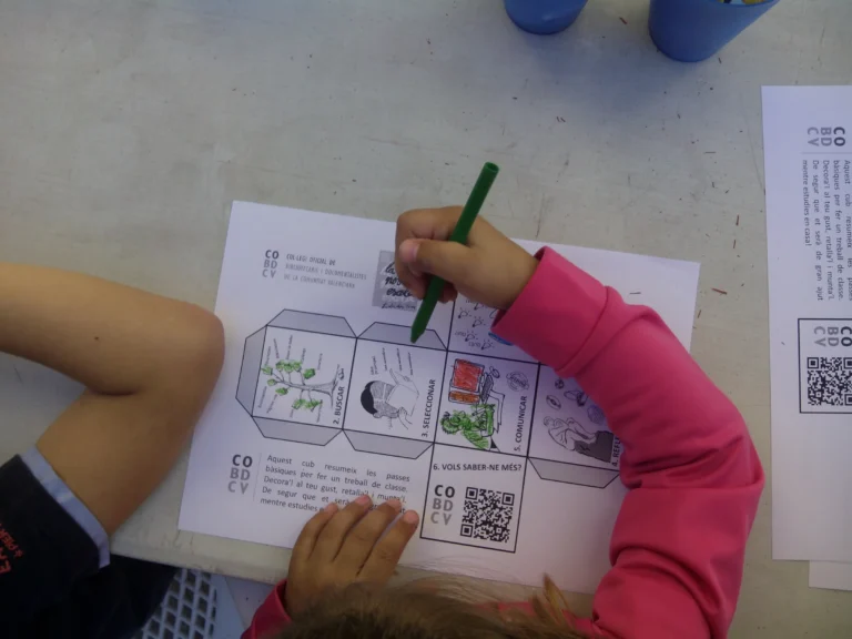 Niña participando en un taller creativo de biblioteca